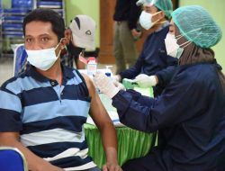 Bupati Sidoarjo Pantau Langsung Vaksinasi Perdana Merk Moderna