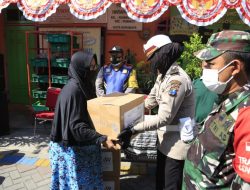 Polrestabes Surabaya Salurkan Ribuan Paket Bansos Dalam Rangka Jum’at Berkah
