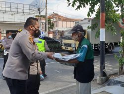 Polresta Banyuwangi Bagikan Kotak Nasi ke Loper Koran Hingga Para Pekerja