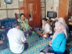 Camat Sarirejo Lamongan Besuk Warga Kurang Mampu dan Sakit Kanker Payudara