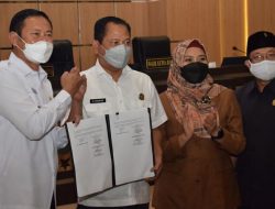 Harapkan Pertumbuhan Ekonomi, Pemkab dan DPRD Lamongan Teken KUA-PPAS APBD 2022