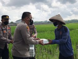 Jumat Berkah, Kapolresta Banyuwangi Datangi Masyarakat Pinggiran Bagikan Makanan
