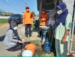 Perumdam Mojopahit Mojokerto dan BPBD Bantu Air Bersih Bagi Warga Yang Kekeringan di Trawas.