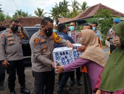 Jumat Berkah ; Kapolresta Banyuwangi dan PJU Bagikan Sembako dan Makanan Kepada Warga Terdampak Puting Beliung