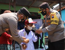 280 Pelajar Korban Covid-19 di Mojokerto Dapat Seragam Sekolah Gratis, 2 Jadi Anak Asuh