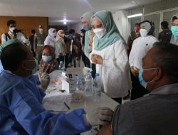 Ning Sasha Bersama Anggota DPR RI Komisi IX Tinjau Vaksinasi 3.000 Orang di GOR Sidoarjo