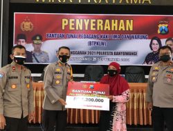 Polresta Banyuwangi Menyerahkan Bantuan Tunai Kepada PKL dan Warung (BTPKLW)
