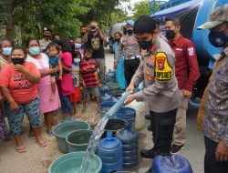 Terdampak Kekeringan, Polresta Mojokerto Salurkan Air Bersih di Pedesaan