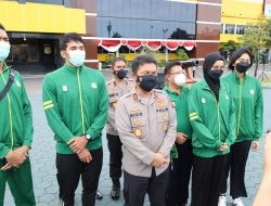 Kapolda Jatim selaku ketua umum pengurus provinsi PBVSI Jatim melepas Kontingen Voli PON XX 2021 Papua