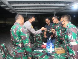 HUT TNI – 76 Kapolres Jember Serbu Makodim Bawa Tumpeng