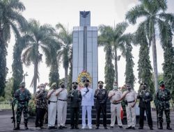 Wabup dan Para Pejabat Tinggi Serta Ormas PPM Melaksanakan Tabur Bungan di TMP Jember