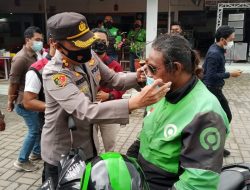 Polres Jember dan URC Gojek Jember Gelar Aksi Pembagian Masker, Vitamin dan Penyemprotan Desinfecktan Kepada Driver Gojek Jember