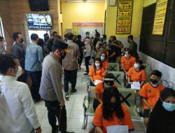 Komisi III DPR RI dan Kapolda Jatim Tinjau Pelaksanaan Vaksinasi Tahanan Polrestabes Surabaya, Komisi III Apresiasi Penanganan Covid-19 di Surabaya