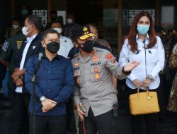 Kunker Reses Komisi III DPR RI di Mapolda Jatim, Lepas 77 Mobil Vaksinasi dan Berikan 2 Ribu Paket Sembako Bagi Warga Terdampak Covid-19