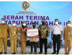 Bupati Ikfina Serahkan Buku Tabungan Tahap II Program Kerja DPRKP2 Kabupaten MOJOKERTO