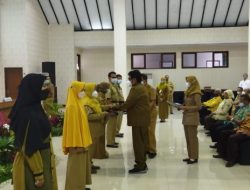 Sebanyak 101 SK Pensiun                        Piagam ASN Jember diserahkan Langsung oleh Sekda jember