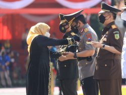 Kapolda Jatim dapat Penghargaan Lencana Jer Basuki Mawa Beya