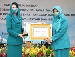 Ketua TP. PKK Kabupaten Mojokerto Ning Hana Terima Penghargaan Dari Ketua TP PKK Provinsi Jawa Timur