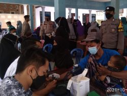 Bhabinkamtibmas bersama Pemdes Mojogemi Dampingi Vaksinasi Covid-19 Warga Binaanya