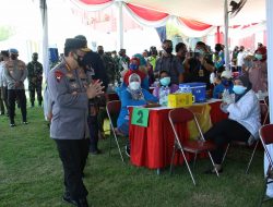 Tinjau Vaksinasi di Surabaya, Kapolri: Datangi dan Layani Warga yang Ada Di Titik Tak Terjangkau