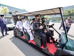 Satu Mobil Sapa Warga yang Antri Vaksin, Forkopimda Jatim Kompak dan Solid