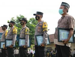 Dengan Uang Pribadi, Bhabinkamtibmas yang membantu Bedah Rumah Terima Reward Kapolresta Mojokerto