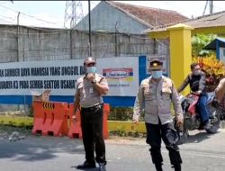 Personel Gabungan TNI – Polri Lakukan Pengamanan Aksi FSPMI di Halaman Depan Kantor PT Indomarco Prismatama Jember
