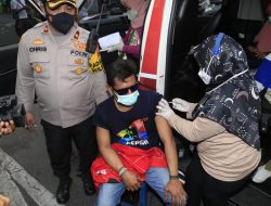 Tuntut Kenaikan Upah, Buruh Dapat Vaksin