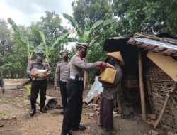 ASTUTI Berbagi di Tengah Pandemi, Satlantas Polres Bojonegoro Kembali Keliling Kampung Serahkan Sembako
