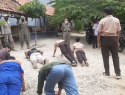Ketahuan Nongkrong di Warung Masih Pakai Seragam, Puluhan Pelajar di Tuban Dihukum Push Up 50 Kali