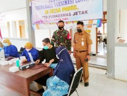 Demi Herd Immunity, Petugas di Tuban Rela Door to Door Jemput Warga untuk Divaksin