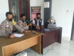 Selain Melakukan Monitoring Pelaksanaan Vaksinasi, Bhabinkamtibmas Rarang Juga Turut Menjelaskan Alur Pelaksanaan Vaksinasi