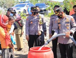 Dilanda Kekeringan, Polres Pasok Air Bersih di Sejumlah Desa di Kecamatan Grabagan