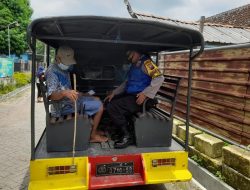 Keliling Kampung, Polisi di Bojonegoro Bikin Gerakan Jemput Lansia