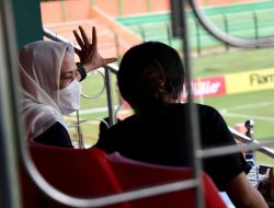 Bupati Bojonegoro Anna Mu’awanah Gelorakan Semangat Persibo Cukur Persegres 7-0