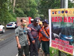 Hujan Deras, Kasat Lantas Polres Jember Menghimbau Pengendara Tidak Melintasi Jalan Raya Gumitir