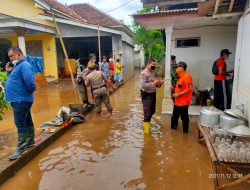 Sat Samapta Polres Jember Turba Ke Lokasi Banjir, Beri Bantuan dan Edukasi Warga