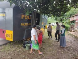Water Canon Milik Polres Jember Diserbu Warga Terdampak Banjir Semboro