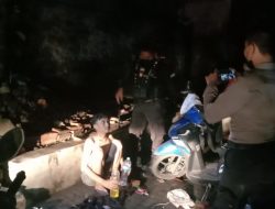 Jember – Team Alap-Alap Sat Samapta Polres Jember bubarkan kerumunan secara humasnis di alun-alun Jember.