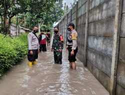 Bhabinkamtibmas Wirowongso bantu evakusi korban Banjir