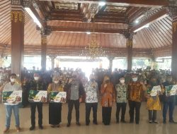 Bupati Ikfina dan Wabup Gus Barra photo bersama dengan Kepala Desa penerima BK Desa di Pendopo Graha Majatama Kabupaten Mojokerto.