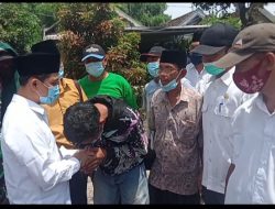 Gus Barra Berikan Bantuan Uang dan Beras Kepada Keluarga Sukisno Warga Talunongko Yang Rumahnya Terbakar.