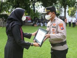 Hari Kesehatan Nasional 2021, Bupati Ipuk Beri Penghargaan Kepada Polresta Banyuwangi