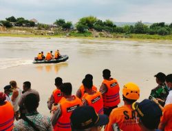 Perahu Penyeberangan Sarat Penumpang Tenggelam di Bengawan Solo Bojonegoro, 4 Dilaporkan Hilang