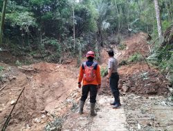 Antisipasi Longsor Susulan, Personel BPBD Ponorogo Siaga di Desa Tugurejo