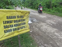 Warga Kauman Ponorogo Protes Jalan Rusak Dengan Tulisan-tulisan Satire