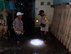 Sebagaian Desa Tanjung Luar Digenangi Pasang Air Laut, Bhabinkamtibmas Setempat Imbau Warga Tetap Waspada