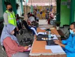Bhabinkamtibmas Polres Malang Kawal Percepatan Vaksin di Seluruh Desa