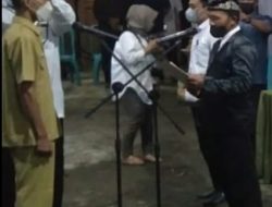 Kades Taufiq Abas Melantik dan Mengambil Sumpah Jabatan Kepala Urusan Perencanaan Desa Mojowiryo Afif Wahyu Suhaymi