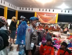 Erupsi Gunung Semeru, Polres Lumajang Kerahkan Personel Dirikan Posko dan Dapur Umum Bantu pengungsian